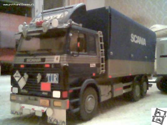 Scania 143h 400
Emekin pressuautosta hieman muokattu ja täytetty tilpehöörillä.
Avainsanat: Scania, pienoismallit, rekat