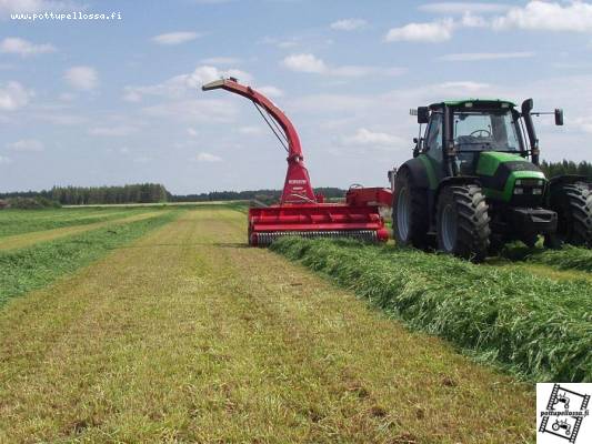 Kärryä odotellessa
1350 JF ja 140 Deutz-Fahr
Avainsanat: JF,Deutz