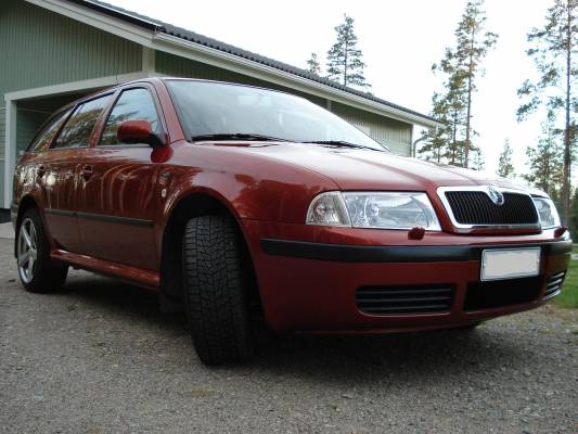 Skoda 2.0 4x4
Oli pesemättä kaksi vuotta (ei jaksa aina pestä kun joutuu ajelee suolattuja teitä) ja pitihän siitä ottaa kuvia,kun kerrankin näkee puhtaana.
Avainsanat: Skoda