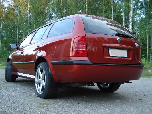 Skoda 2.0 4X4
Oli pesemättä kaksi vuotta (ei jaksa aina pestä kun joutuu ajelee suolattuja teitä) ja pitihän siitä ottaa kuvia,kun kerrankin näkee puhtaana.
Avainsanat: Skoda