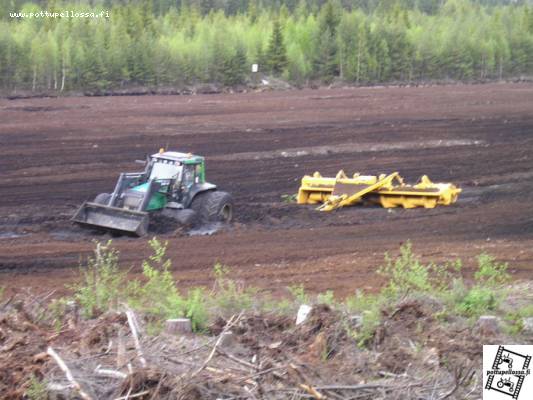 Valtra 8550ht -99 ja ruuvi
Sinne jäi valtura......
Avainsanat: Valtra