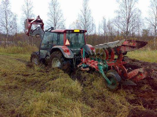 Valmet T140 & Kverneland ES80
 Syyskyntöjä... Meinas olla pehmeetä järvenrannassa, ja maaperä rahkaa
Avainsanat: Valtra Kverneland