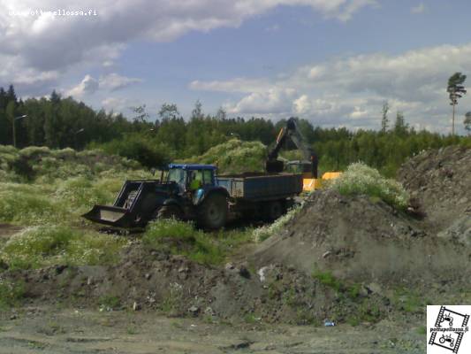 Valtra T190 ja maakärryt länkkärin kans multa läjällä.
Kuvan traktori myynnissä nettikone id:616757
Avainsanat: Valtra T190