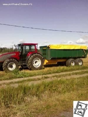 Valtra T 190 & TR 210 Multivat
Joku kaipasi lähikuvaa.Täs olis ny jonkinlainen. Joo eikä tarvii kertoa, jos jonkunmielest on liian pienet kärryt tai epäsopivat renkaat.
Avainsanat: Valtra Multiva