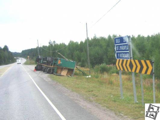 Kärri nurin Taimoniemessä
Puulastissa ollut kärri nurin 31.8.
Avainsanat: Puulasti Kärri nurin Taimoniemessä