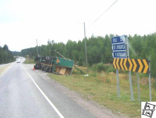 Kärri nurin Taimoniemessä
Puulastissa ollut kärri nurin 31.8.
Avainsanat: Puulasti Kärri nurin Taimoniemessä