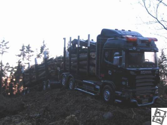 scania
siinä tulossa lasti päällä.. Pienoismallit tehty ajankuluksi joten taso ei oo niin korkea.
Avainsanat: scania, r580, v8, pienoismalli