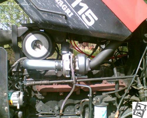 New Holland M115 sai turbon kupeeseen.
Kyllä nyt tuntuu olevan voimaa, ahtopainemittari näytti 0,9bar loivassa ylämäessä tyhjällä lavetilla. Eiköhän se siitä vielä nouse ku kuorman laittaa. 
 
Avainsanat: turbo