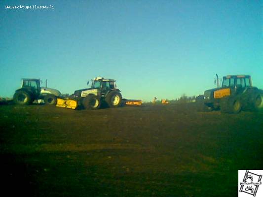 Sattu toi aurinko paistamaan sopivasti ja huomasin tilanteessa jotain taiteellisuuttakin.(?)
Koneet vasemmalta oikealle:Valtra t 160,Valmet 8750 ja Valtra Valmet 8400
Avainsanat: Valtra, Valmet, traktorit