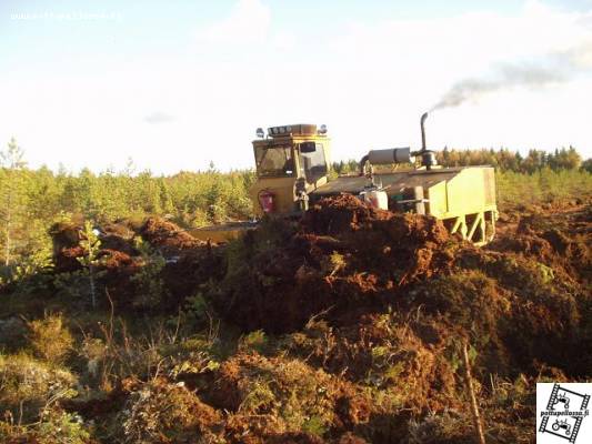 Suokko antaa kaikkensa
Scanian V-8,joko 400 tai 450 heppaa ja kaikki pelissä. 
Tapahtuu kun tekevät,reilu 3ha päivässä metsästä pelloksi,ojapenkat ei paljoa menoa hidasta.
Avainsanat: Suokko