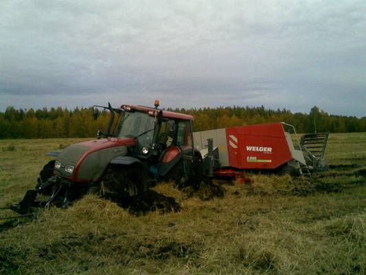 Valtra T180 ja Welger D6060
Vähä meinas olla kosteeta
Avainsanat: Valtra Welger D6060