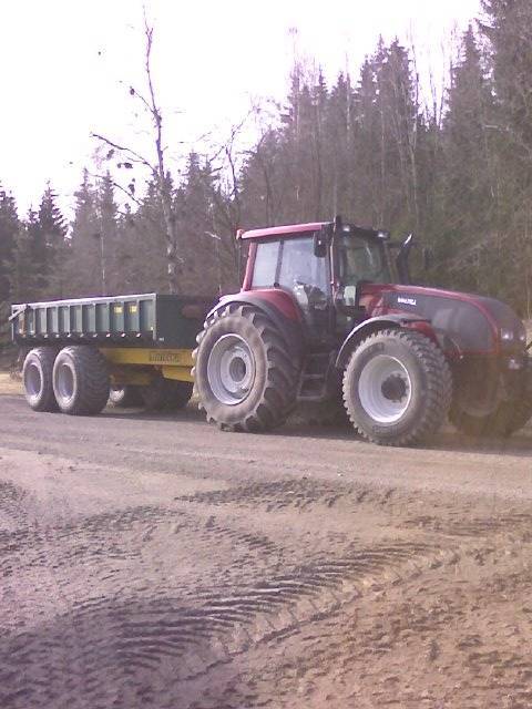 Valtra T 190 & Multiva TRM 180
Näytetään välillä päivän valoa peräkärryille.
Avainsanat: Valtra Multiva