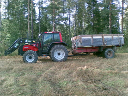 Vallu ja kärry
Valtra 6300 ja kärryt
Avainsanat: Vallu Valtra Valmet Kärry