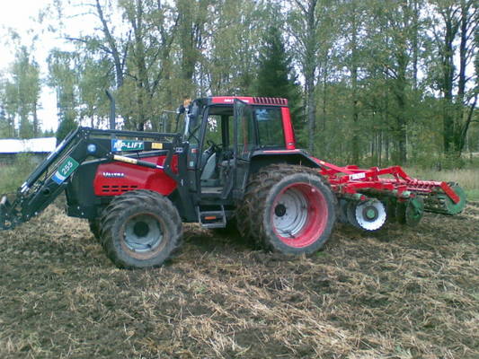 Valtra ja muokkain
Valtra 6300 ja Ares XL lautasmuokkain
Avainsanat: Vallu muokkain Valtra Valmet 6300 Ares