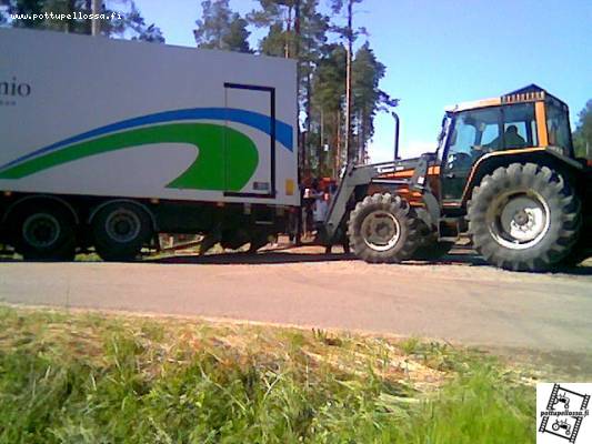 maito auto ja valmet 6000
alakovat vetään maitoautua pois ojasta mut piti homma keskeyttää ku meinas lähtä polttoaine tankki läskineen irti
Avainsanat: valmet 6000