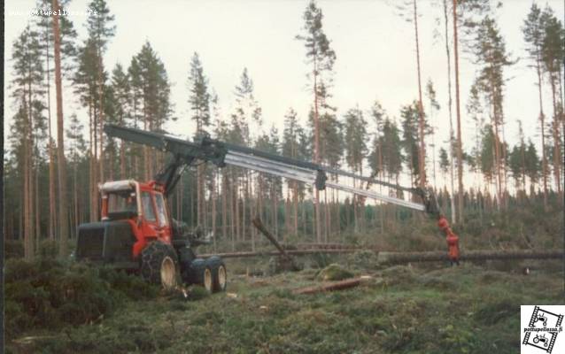 Valmet 902
Häntämotojen aikaa,Volvo BM Valmet 902 häntäprosessori töissään.Metsurit hoiti kaatamisen.
Avainsanat: Valmet 902