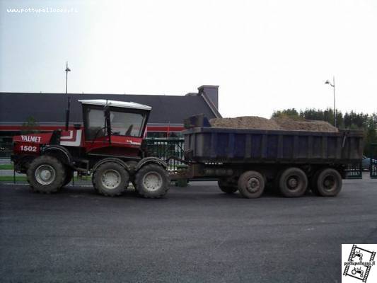 Valmet 1502 ja maansiirtovaunu
Ei kovin yleinen yhdistelmä. 

Kuvan kone ei ole minun.
Avainsanat: Valmet 1502 maansiirtovaunu