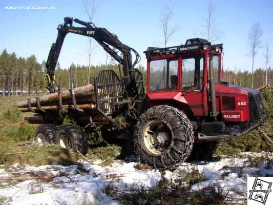 Valmet 862
olihan tuolla ajamisessa "hiukan" huolettomampi tunnelma kuin mezzolla.
Avainsanat: Valmet metsäkone 862