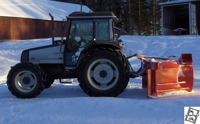 Pikku valtra talvipuuhissa
