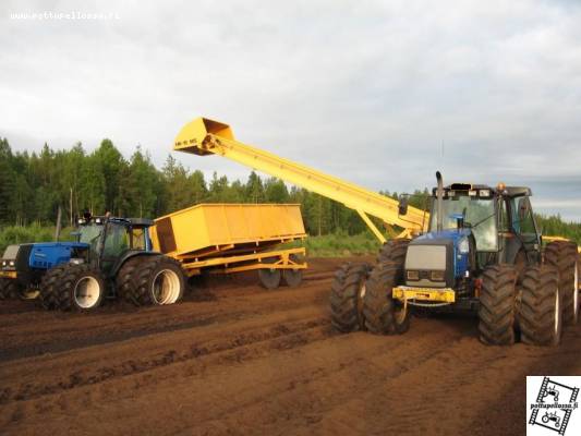 Valtra 8400x2
Oli vähä pehmosta ja liukasta.Ei tarvinnu olla ku kottikärryllinen kyydissä niin teki jo tiukkaa päästä.
Avainsanat: valtra 8400