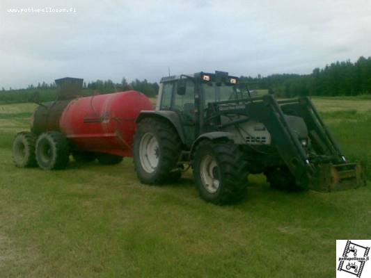 Valtra 8550ht ja Livakka 12,5m3
Lietteen levitystä nurmelle..
Avainsanat: Valtra 8550 Livakka