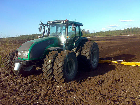 Valtra T151 ja puukko
Avainsanat: Valtra T151 puukko