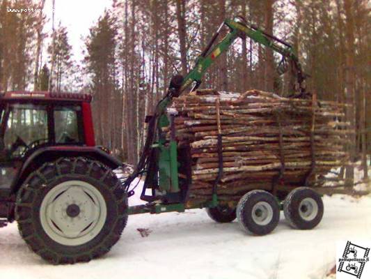 Valtra & Kronos metsässä
Valtra 6550, Kronos 350 kuormain ja 8t vaunu
Avainsanat: Valtra 6550