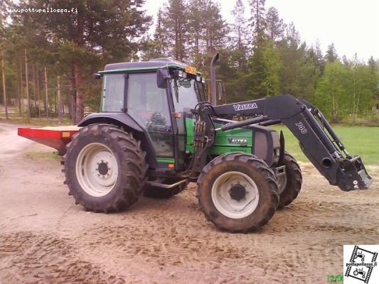 Valtra 900
Niin viikonloppuna näytti etelämpänä olevan ensimmäisen rehusadon korjuu täydessä vauhdissa. Täällä veetään lantaa peltoon. :)
Avainsanat: Valtra 900 Ylö