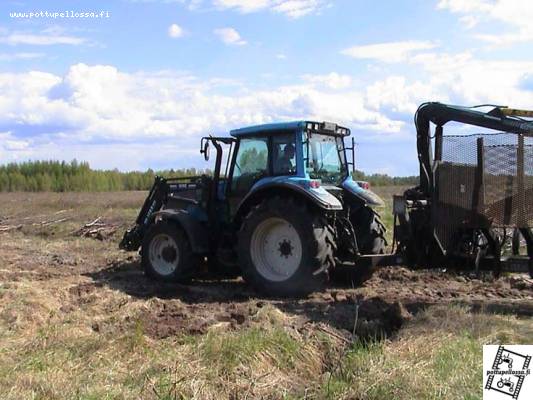 Valtra M130 + Cranab + metsäkärry
Risunajoa.
Avainsanat: Valtra M130 Cranab