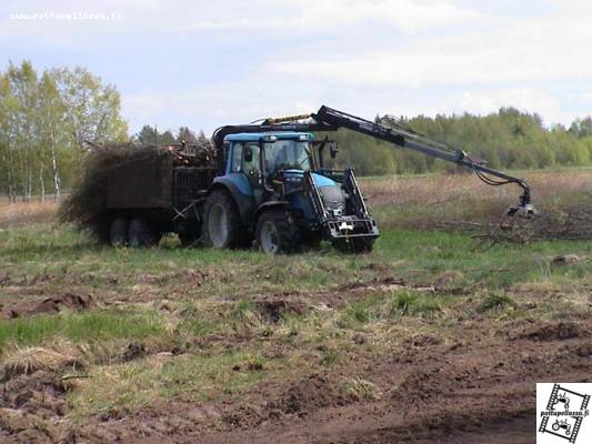 Valtra M130 + Cranab + metsäkärry
Risunajoa.
Avainsanat: Valtra M130 Cranab