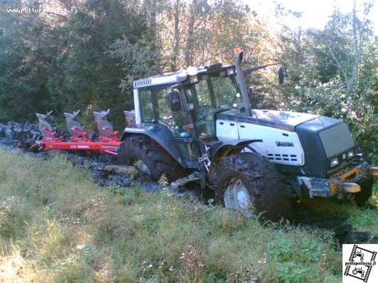 Valtra 8550 ja agroluxin MRT
ei sit mentykää pitemmälle..
Avainsanat: Valtra 8550 agrolux upotus