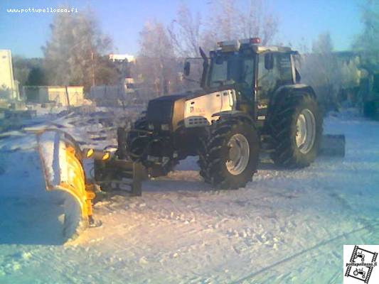 8750 aurausvarustuksessa
Valmet 8750 edessä Rote:n 3,6m:n alueaura takana 2,75m:n kiparaspi.Tehoyksikkö katujen putsauksessa kunha vaa ajaa molemmat yhtäaikaa maassa.
Avainsanat: Traktorit työkoneet