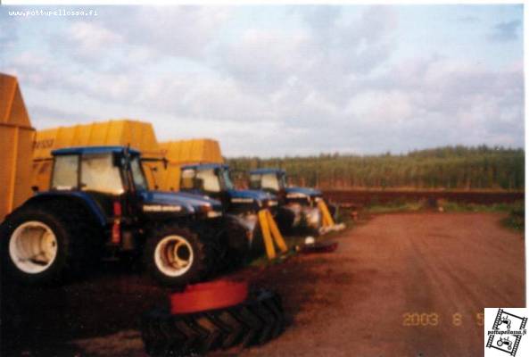 Varikkonäkymä 2003
Hieman himmeä kuv, mutta... edestä lukien TM 165, TM 135 ja TM 190 (ja etummaisena 130-90:n etulevike :-))
Avainsanat: turvesuo NewHolland