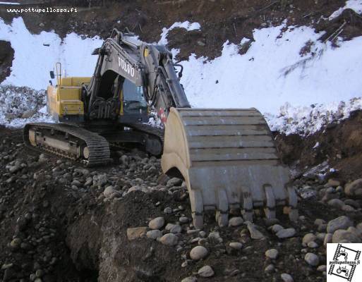 Volvo EC 360 BLC
Syöttökoneena Pohjois-Karjalan KTK:n murskalla.
Avainsanat: Volvo kaivinkone