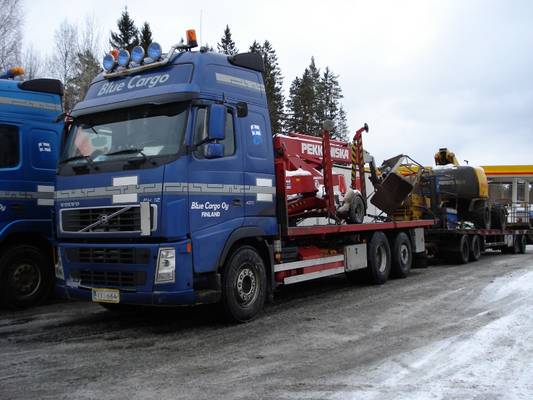 Blue Cargon Volvo FH12
Blue Cargo Oy:n Volvo FH12 täysperävaunuyhdistelmä on saanut kuormakseen Pekka Niskan nostolaitteita.
Avainsanat: Blue-cargo Volvo FH12 Shell Hirvaskangas