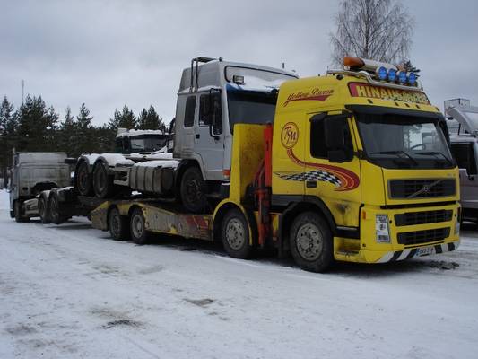 RM-Trucks Oy:n Volvo FM12
RM-Trucks Oy:n Volvo FM12 hinausauto "Yellow Baron" on saanut kyytiinsä Kiitolinjan entisen Volvon ja peräänsä toisen.
Avainsanat: RM-Trucks Volvo FM12 Shell Hirvaskangas Yellow Baron