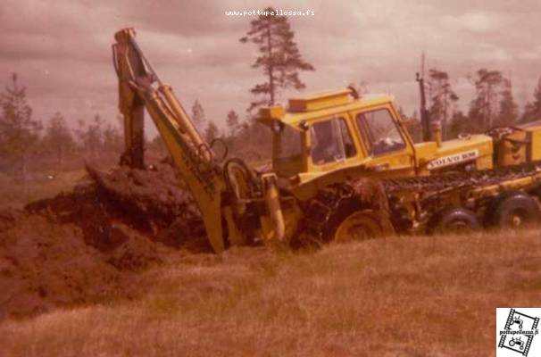 Volvo Vammas Kersantti vm 75
Kessu vähän pehmeämmällä suolla. Onkohan tuohon kasvanut isokin metsä ...
Avainsanat: ojitus vammas metsäojitus Volvo