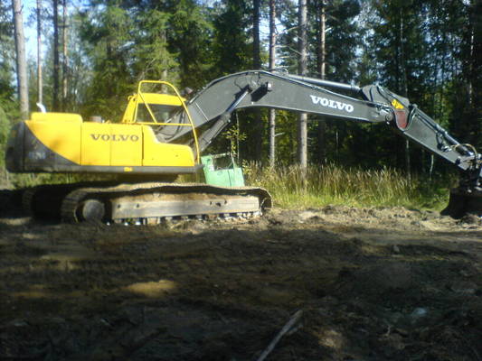 Volvo ec210
Tuossa metsäautotietä tekemässä oli volvo ec210 niin nappasin kuvan
siinä samalla
Avainsanat: volvo ec 210