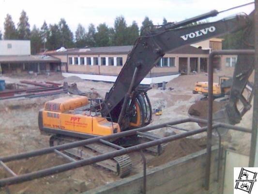 Volvo EC 460
ja monttuu synttyy
Avainsanat: volvo