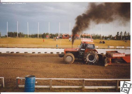 Ursus 1224
Jurvan tractor pullingin SM-osakilpailu,farmi 8000kg
Avainsanat: vee856