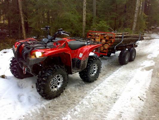 Yamaha Grizzly 700 ja tukkikärry
Puita ajamassa.
Avainsanat: Yamaha Grizzly 700