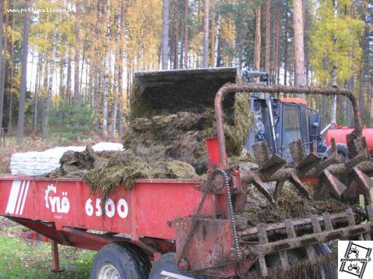 Ylön tarkkuuslevitin ;)
Kärryä piti siistiä joka kuorman jälkeen ettei tipahtele lönttejä kylätielle, ihan yleisen viihtyvyyden vuoksi. Hieman turhan kepea kauha, mutta turha hankkia välikoon kauhaa paskan mättöön.
Avainsanat: Ylö