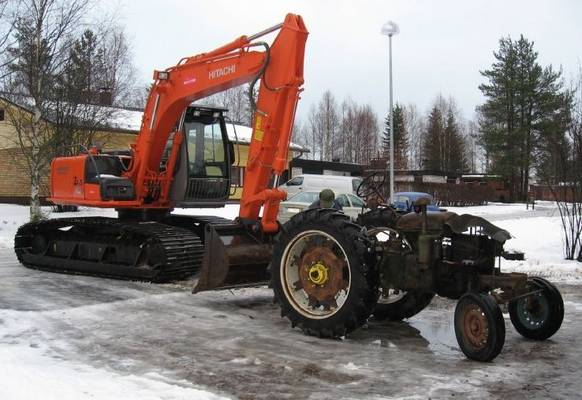 Hitachi ZX110M ja Zetor 25K vm. 1952
Zetkaa piti tässä vaiheessa vielä avittaa kuokalla. Oli tuossa vähäksi aikaa puuhastelua ennen kuin liikkui omin woimin...
Avainsanat: Hitachi ZX110M Zetor 25K 25A