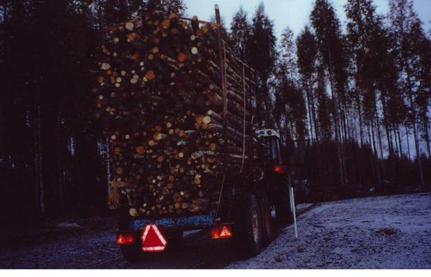 Zetor
Edelleen samasta polttopuunajosta toinen kuva
Avainsanat: Zetor