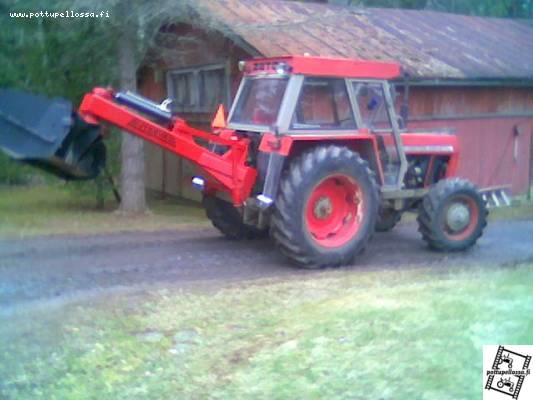 zetor 8045 + jykevä 3m
vielä näyttäs olevan vanhat työvalot mutta nykyään on nordicit. kyllä nousee
Avainsanat: zetor jykevä