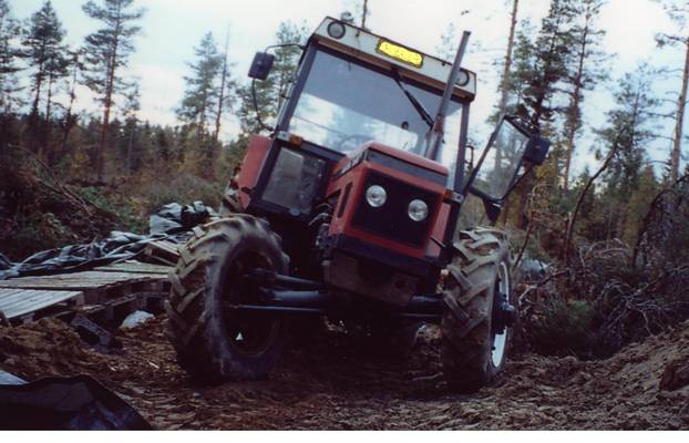 Zetor
Halkojen ajoa liiteriin takakuupalla.Zetor 7245 vm.-87 tunteja nyt noin 3000.
Avainsanat: Zetor