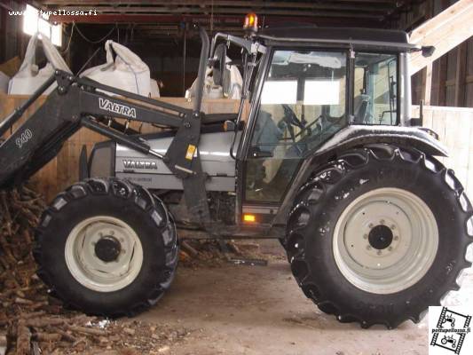 Valtra A95
A95, reilu 2000h -03. Kohta vaihtaa isäntää ja tilalle tulee N141Hi
Avainsanat: valtra