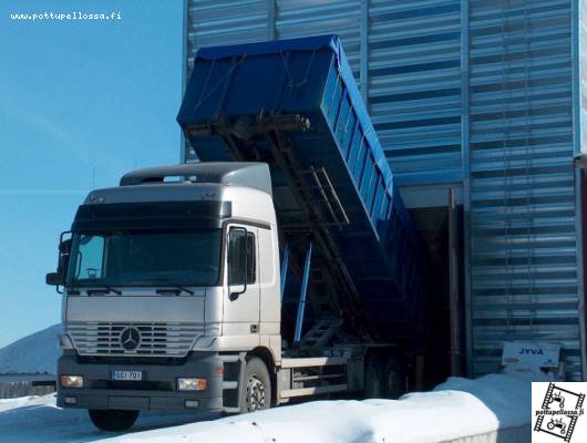 MB Actros 2540 L
Actros vilja varustuksessa. Viimeiset kaurat menossa tälle keväälle.
Avainsanat: MB Actros