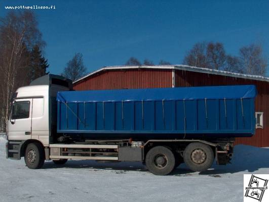 MB Actros 2540 L
Kuva actroksesta viljan vienti reissulta. Lavan koko 28 m3. Lievästi ylikuorman puolella kun kyydissä vehnää täysi kuorma.
Avainsanat: MB actros