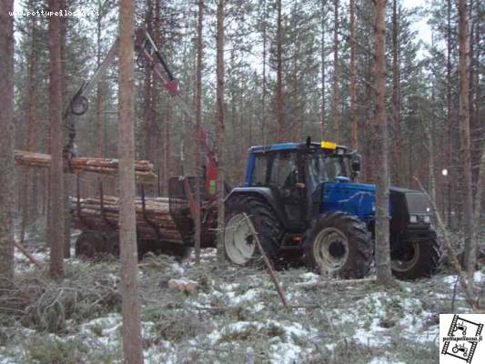 pöllien ajoa
valtra 8350 hakki 36h ja ite tehty mettäkärry
Avainsanat: 8350 hakki